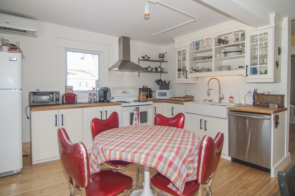 kitchen: oven, dishwasher, dishes, crockery