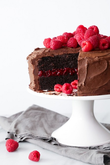 Raspberry-Chocolate Cake by Dora: Wide variety of desserts: Cheesecake, carrot cake, chocolate or hazelnut or maple mousses, garden pies, sugar pies, individual desserts and a wide range of pastries!