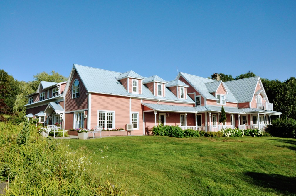 Auberge Le Tricorne: Auberge Le Tricorne is a small rustic inn situated on a hill overlooking the magnificent village
of North Hatley and Lake Massawippi.
