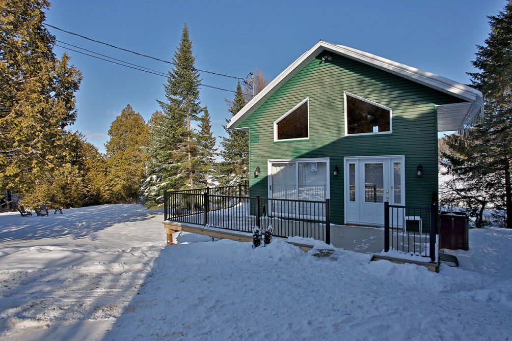 Ranch St-Hubert cottage in the winter: In the nature of St-Herménégilde, on the side of the small Lippé lake.