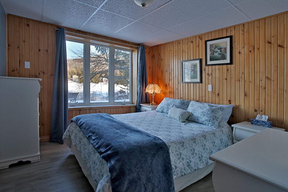 Blue bedroom: Bedroom with queen size bed on lake level and view on the lake.