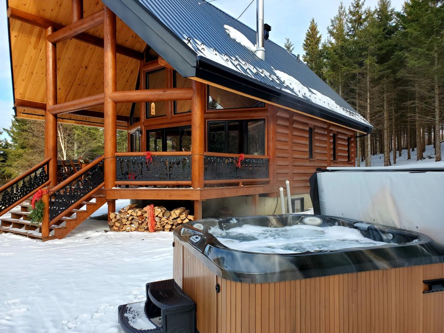The moose's cottage: Beautiful chalet that can comfortably accommodate up to 12 people. 
Ideal for observing nature and wildlife on the trails .
Fully furnished, crockery, well-equipped kitchen, towels and bedding included.