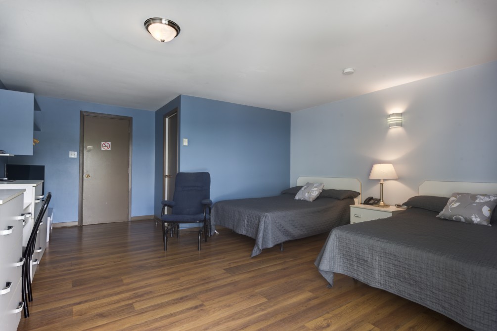 La Source Confort: Bedroom with two double beds, view on the lake