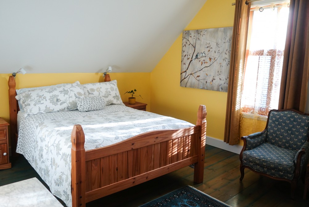 Room La Mésange: Charming room with antique furniture.  Private bathroom. Ideal for one or two people.