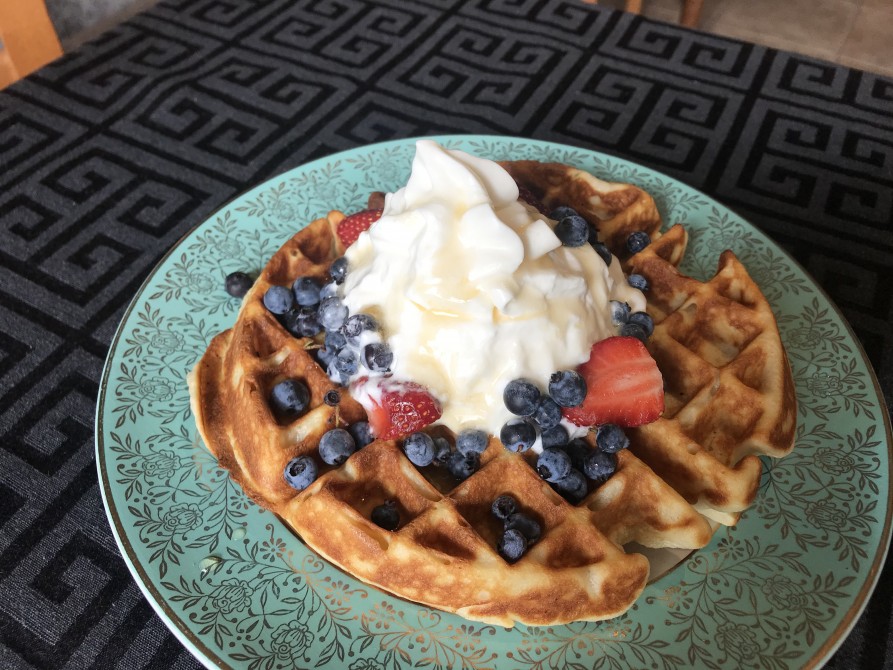 Pimped waffle: pimp my waffle (Belgian style), whipped cream, maple syrup and berries