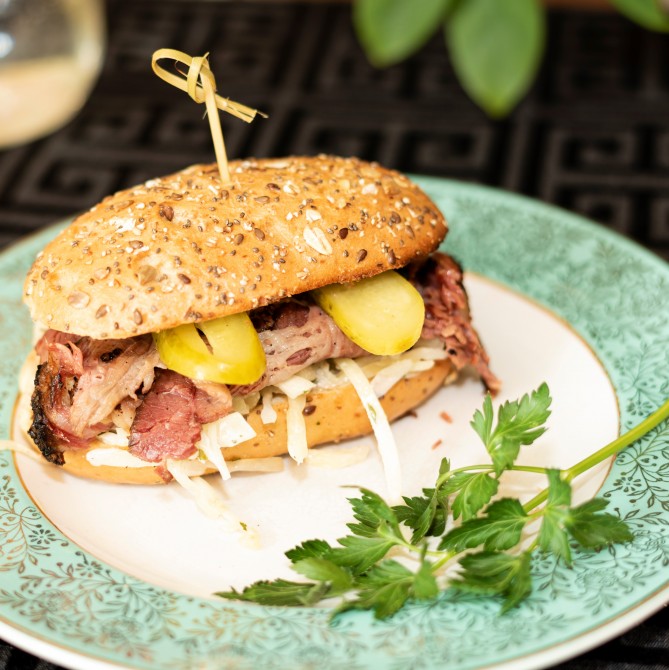 Le Fabulé: grilled sandwich with homemade smoked meat, house coleslaw and pickle
