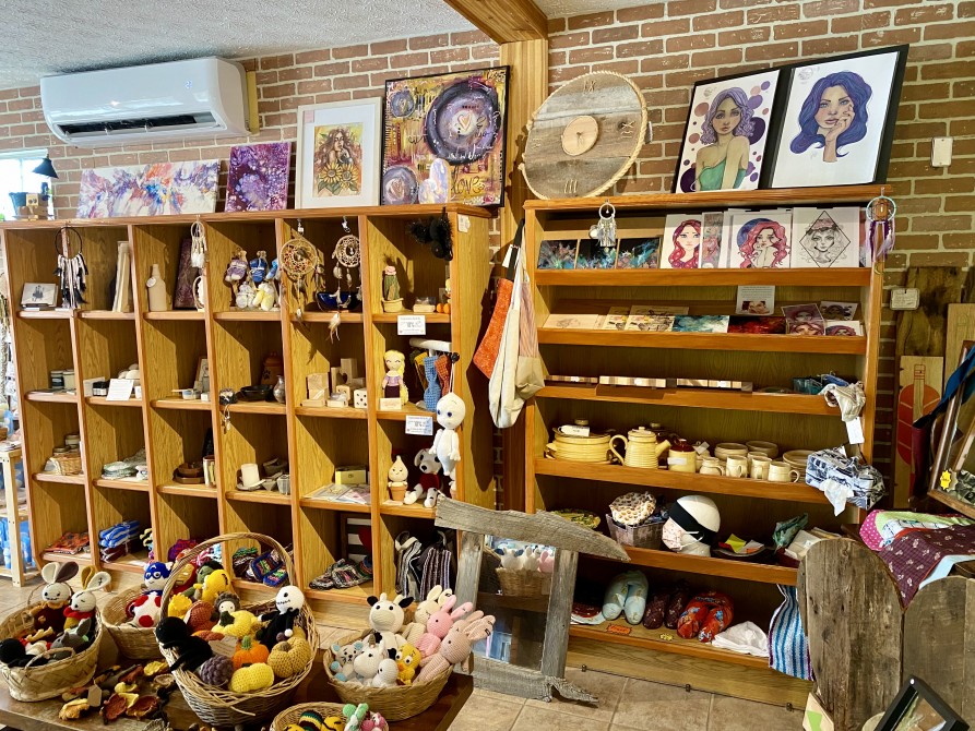 Interior Café FAbulé: artisan shop sector