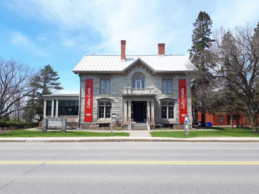 Colby-Curtis Museum: On the picturesque Dufferin street in Stanstead sits the Colby-Curtis museum, located in a sumptuous 19th century manor. Admirably preserved and filled with unique artefacts testifying to the affluence of the Anglo-Canadian elite, this house invites you to travel back in time.