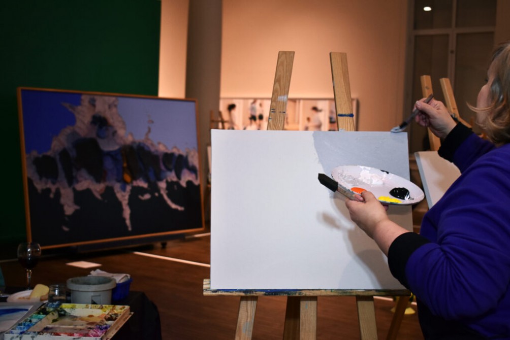 Soirée soif d'expression: With a glass of wine in one hand, a paintbrush in the other, allow yourself to be inspired by one of the masterpieces from our collection, chosen especially for wannabe artists! Materials and tools are provided.

Cost : $35 (members) and $50 (non-members). Minimum 12 people.