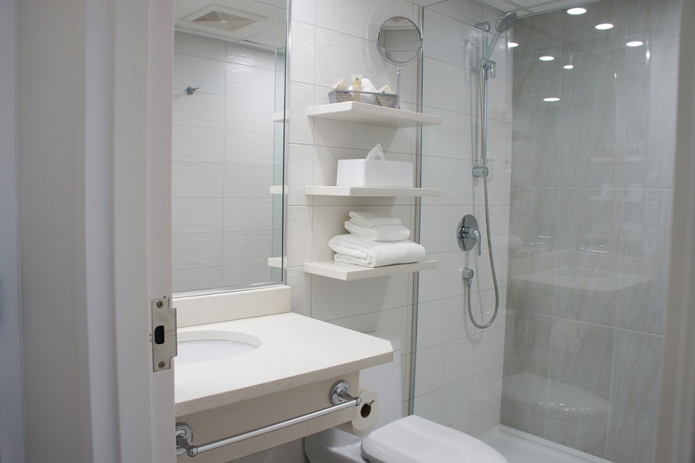 Hotel Castel - Bathroom: Large glass shower