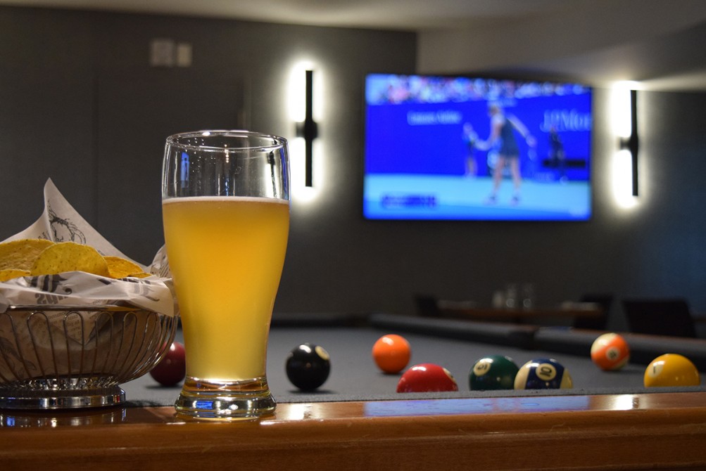 Hotel Castel - Free pool table: At the Pub Le Parloir
