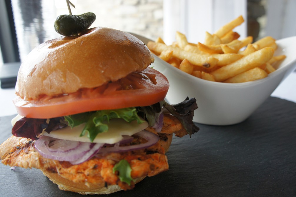 Hotel Castel - Grilled chicken piri-piri burger: At the Pub Le Parloir