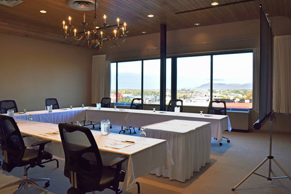 Hotel Castel - Meeting room: On the 5th floor with a view of Mont Yamaska