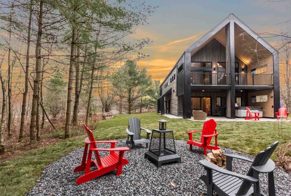 Private chalet backyard: Every chalet offers in a private backyard : hydrotherapeutic JACUZZI spa, a dry sauna, a rain shower, a lounge with exterior sofa chairs and a dining room with bbq.