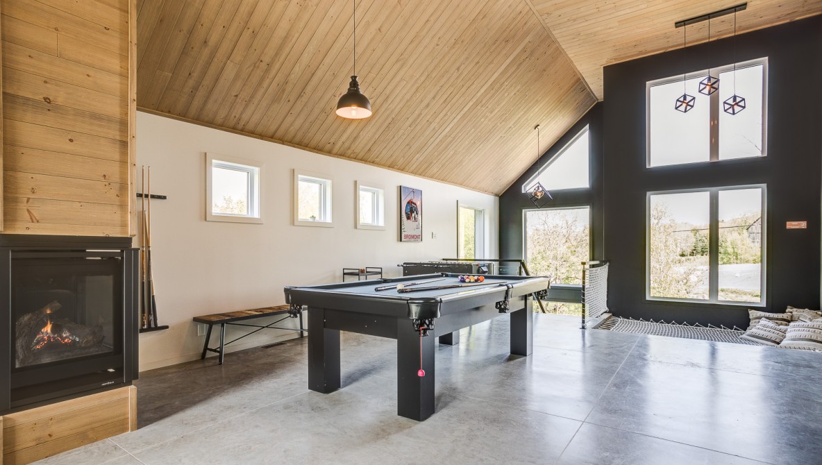 Pool table, babyfoot table and board games.: Most of our chalets offers pool tables. All of them offer a suspended hammock bed, babyfoot table, board games, books and more.