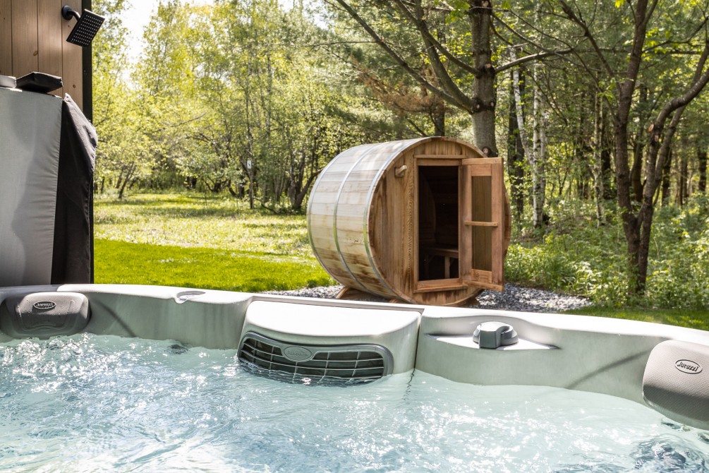 private spa: Hydrotherapeutic private spa and dry sauna