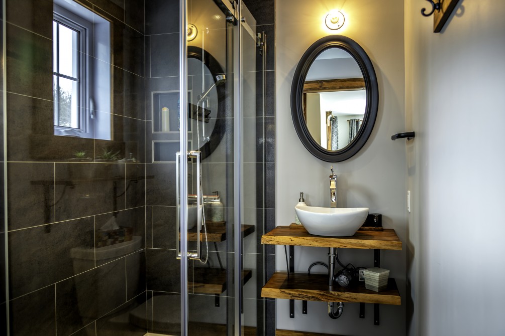 Justine's room - bathroom: