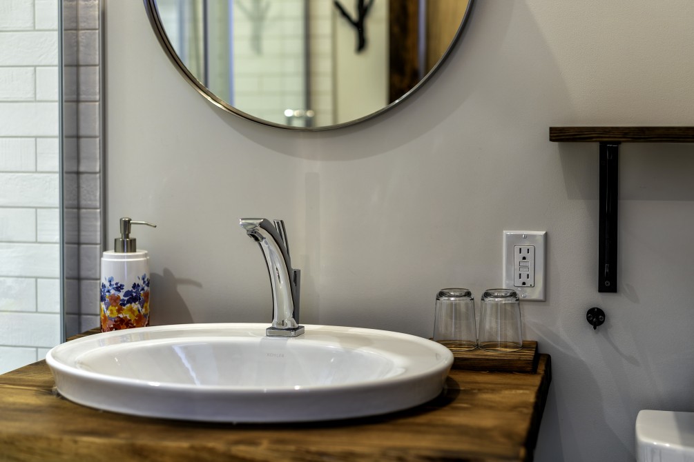 Stephanie's room - bathroom: