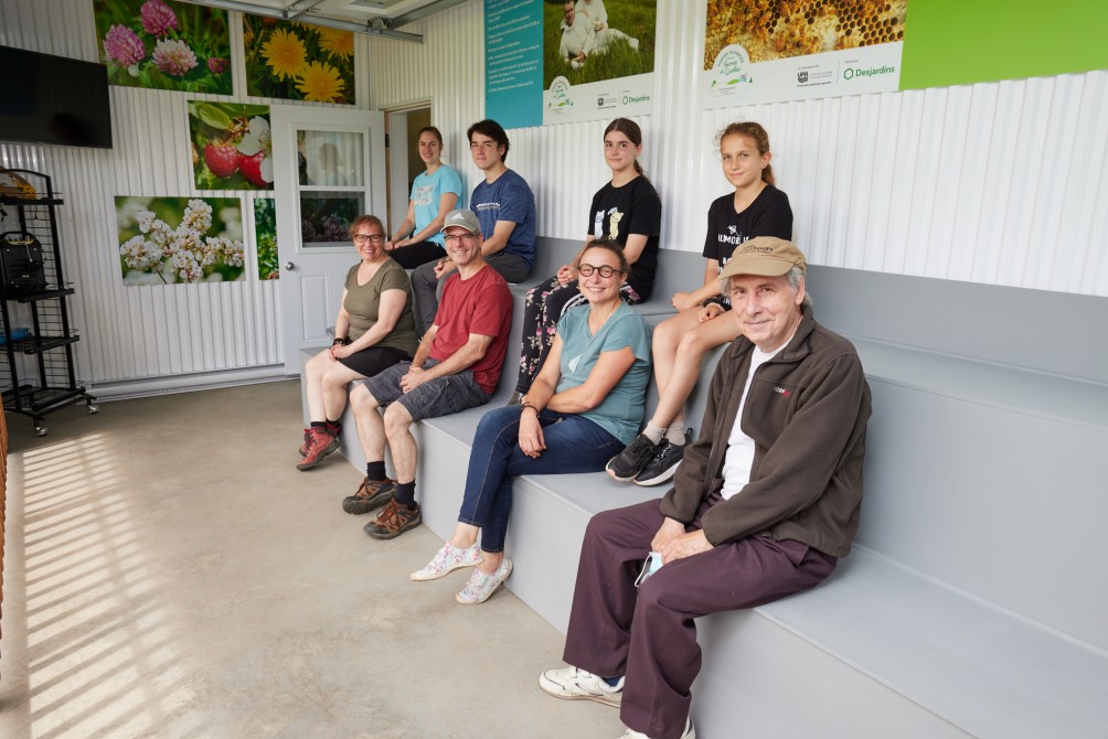 Guided tours in the lodge: In a safe environment, sheltered by a mosquito net. The participants can observe a beehive.