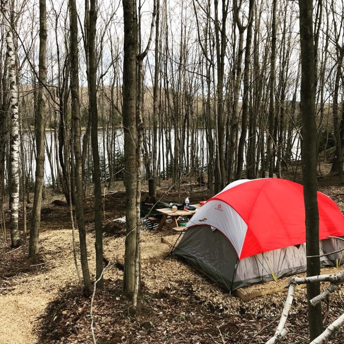 Tent site 3: Campsite without service in the forest, near a wild lake, accessible on foot only, luggage transport available ($ 10), compost toilet next door, very private and quiet, access to hiking trails, paddle board, kayaks and jacuzziz ($ 10)
Open all year
