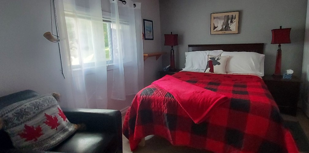 Gerard's shack bedroom: Beautiful bedroom located on the 2nd floor, next door to the shared bathroom. Have a good night sleep in a comfortable double size bed and appreciate the view on the illuminated bridge from your window. Cable tv, comfortable chair, air conditionning included. 