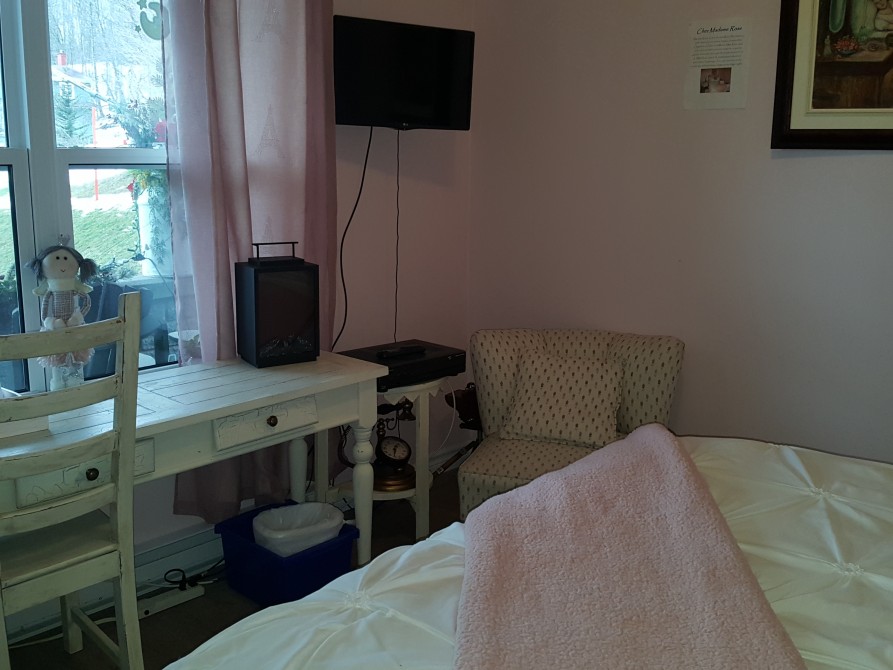 Mme Rose's bedroom for 2: Bedroom located on the 1st floor with a direct view on the suspended bridge. Queen size bed, cable tv and air conditionning.
