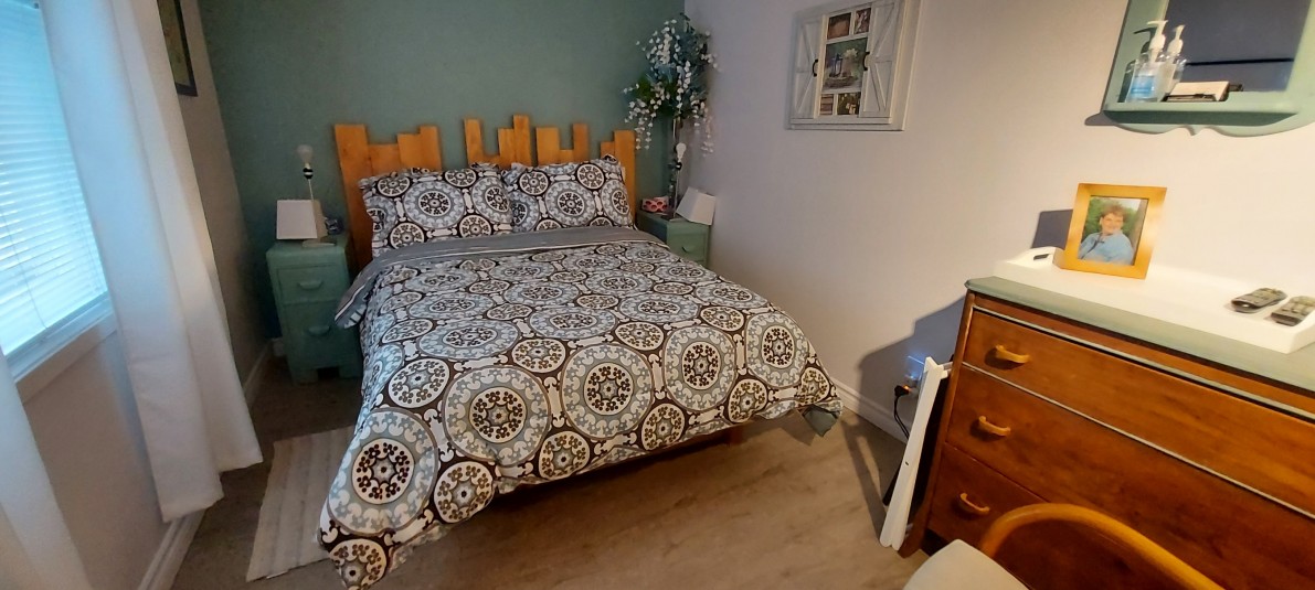 Denise treasure's room for 2: This comfortable double bed is for two persons.  The window view is facing north so a fan is installed in the window for more freshness. Located on the 2nd floor next to the bathroom. Included, smart tv, wifi, comfortable chair and a refrigerator is accessible to the guests. 
