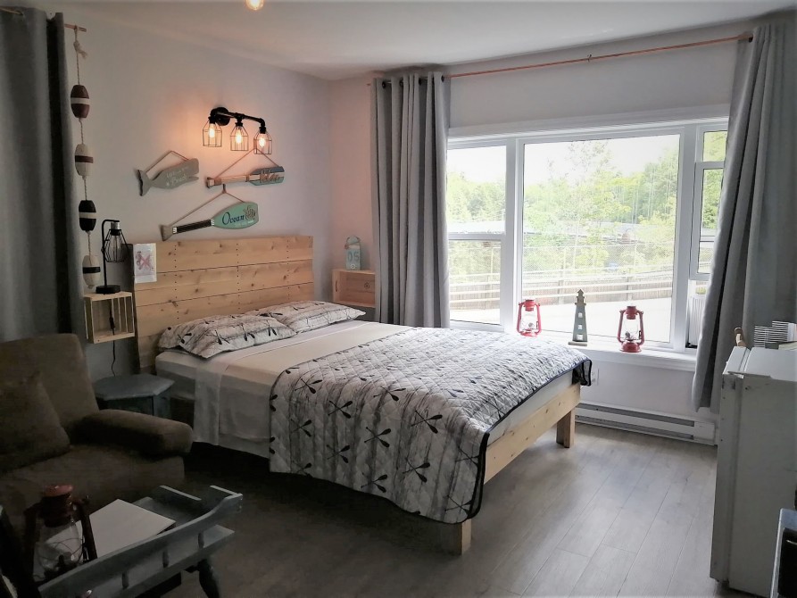 The loft, family bedroom for 4: This beautifull oversize room is right across the street from the Parc de la Gorge and the exceptional illuminated suspended bridge. The bridge may even light up your room from the oversize windows. The guests will be charmed by the private entrance and the private bathroom of the Loft. Included, 2 queen size beds, sofa, comfortable chairs, refrigeratoir, coffee machine, smart tv, wifi and other facilities.  This room is located on the side of the street. Be aware of traffic on Foresta Lumina's evening presentation  but not traffic at all in the night time. You'll get a good rest. 
